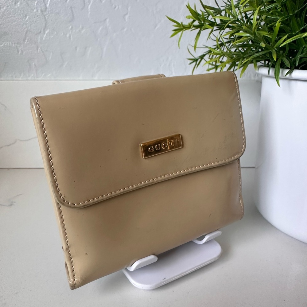 Authentic Gucci Beige Patent Leather Wallet - Picture 6 of 16
